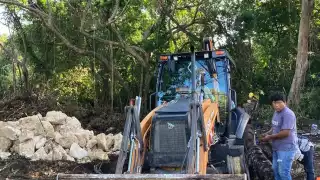 Maquinaria pesada trabaja en la zona selvática de Xcalacoco, pese a la falta de permisos ambientales.