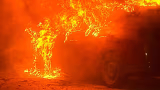 Las llamas consumieron por completo el automóvil.