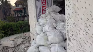 Señalaron que trabajadores habrían cubierto la zona con escombro tras la colocación de sellos para presuntamente ocultar la clausura