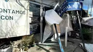 A su paso, una unidad del Va y Ven impactó un coche, derribó señales y terminó contra una farmacia