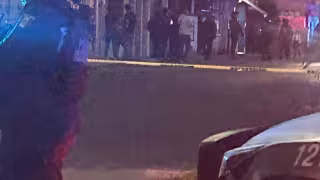 Hombres encapuchados bajan a una persona de una camioneta en Chetumal