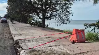 Malecón de Champotón: denuncian peligro por acera destrozada y registros sin tapa