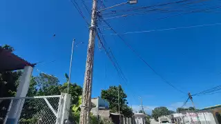 Vecinos de Champotón exigen a la CFE sustituir poste en mal estado que pone en riesgo a familias
