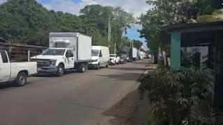 Pobladores de Atasta bloquean carretera federal 180