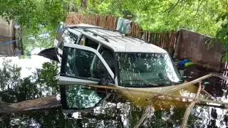 Decenas de automotores terminaron entre las anegaciones que tomaron por sorpresa a los habitantes de la cabecera