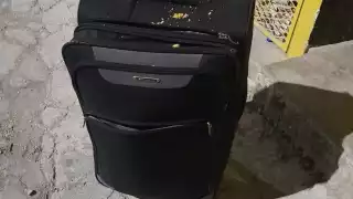 Al interior de la maleta solo había ropa y documentos.