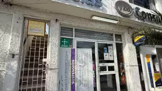 La sucursal de la cadena de farmacias luce los sellos de suspensión.