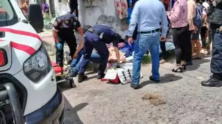 Una motociclista adolescente no respetó su alto al ingresar a la Avenida Primero de Julio y fue embestida.