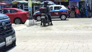 Usuarios de redes sociales exhibieron a una motociclista por usar el paso peatonal de la avenida Circuito Baluartes como carretera.
