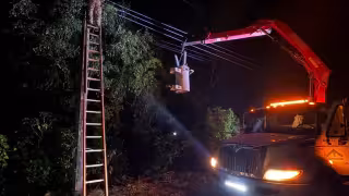 El nuevo transformador fue instalado alrededor de las 23:00 horas y el servicio se restableció cerca de la 1:00 de la madrugada