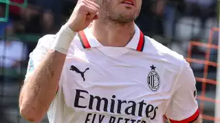 Santi Giménez seguirá en el Milan y compartirá vestuario con Modric.