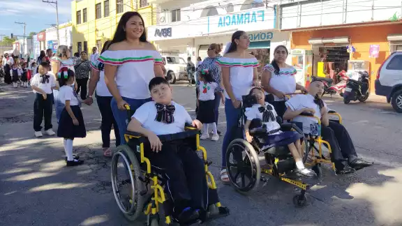 Los eventos reunieron a estudiantes, docentes, autoridades y familias, llenando de color patrio las calles y plazas principales