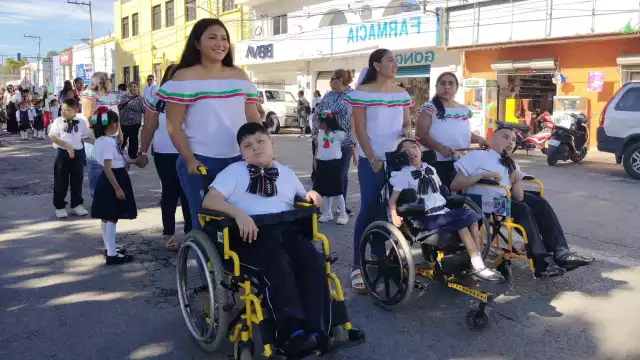 Los eventos reunieron a estudiantes, docentes, autoridades y familias, llenando de color patrio las calles y plazas principales