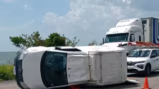 Camioneta Volkswagen se vuelca cerca de Villamar