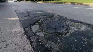 Registro dañado causa malestar entre conductores en la avenida Cobá de Cancún