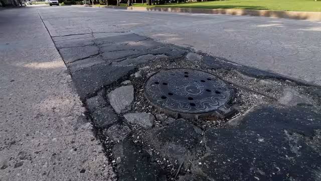 Pese a que el registro lleva tiempo en mal estado, autoridades no han hecho al respecto por repararla