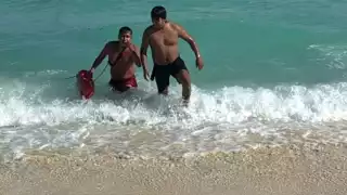 El bombero en labores de guardavida se percató de la situación y se apresuró hacia el joven