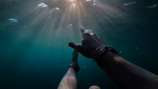 Una de las recomendaciones para sobrevivir a una corriente de retorno es no luchar