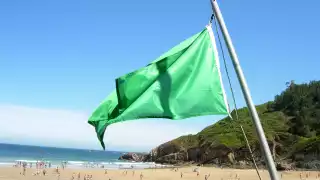 La bandera verde indica una playa segura