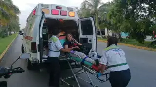 Motociclistas sufren accidente de tráfico en la Av. Andrés Quintana Roo.