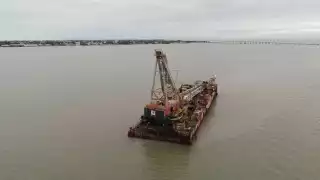 Denuncian grave contaminación por barcaza varada en la Laguna de Términos