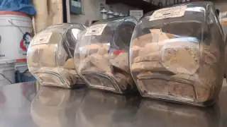 El chocolate artesanal se utiliza mucho en estas fechas para poner caliente en los altares de muertos