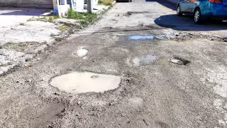 Fugas de agua potable y derrames de drenaje se acumulan en Cancún sin atención efectiva.