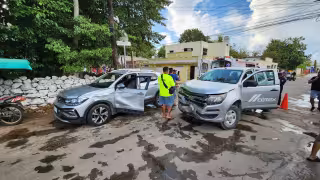 Camioneta se vuela alto y provoca fuerte choque en Calkiní