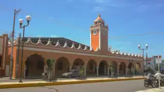 Un caballo es brutalmente corneado dentro del ruedo taurino, durante el evento de la fiesta brava