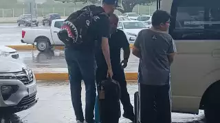 Algunos viajeros aprovecharon las precipitaciones pluviales para tomar fotos, mientras otros se resguardaron.