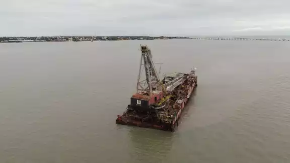 La barcaza DLB-801 y otras embarcaciones en la Laguna de Términos representan un grave foco de contaminación La barcaza DLB-801 y otras embarcaciones en la Laguna de Términos representan un grave foco de contaminación