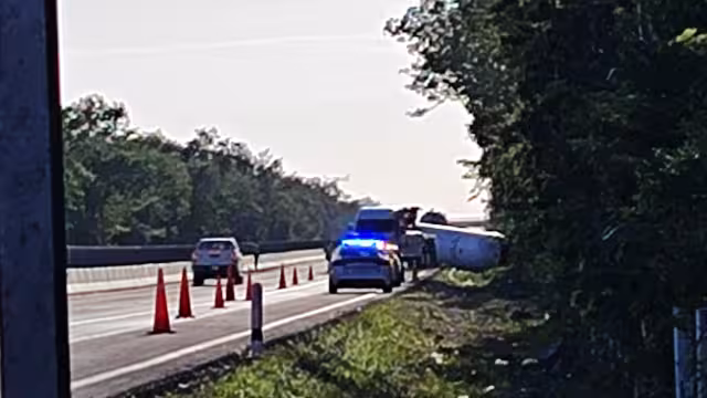 Una pipa de gas se volcó sobre la carretera Cancún a Kantunilkin.