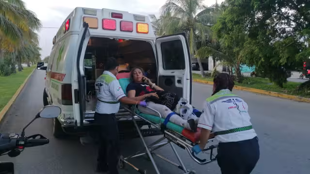 Motociclistas sufren accidente de tráfico en la Av. Andrés Quintana Roo.