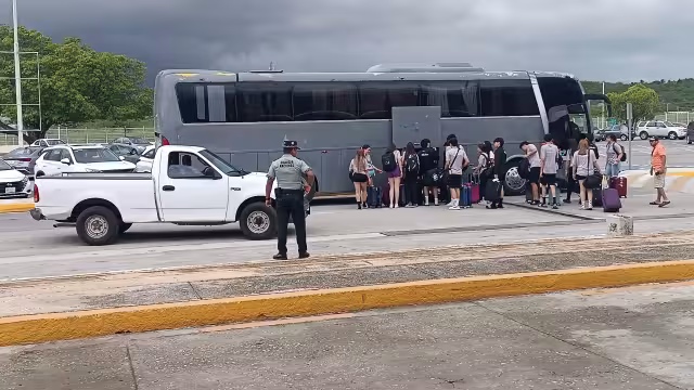 Arribaron a las 13:30 horas en un vuelo de Aeroméxico con ocupación completa