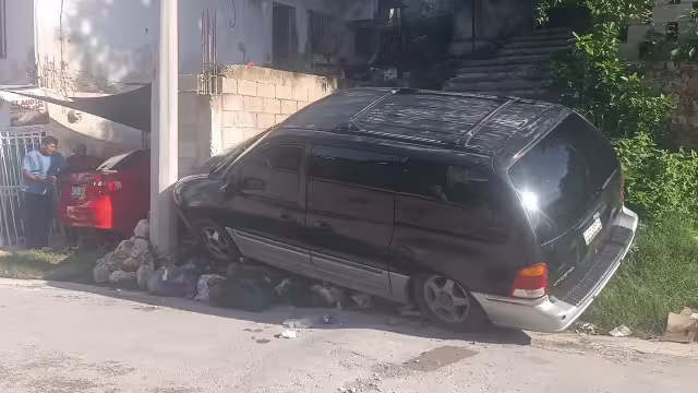 La conductora prefirió chocar contra poste