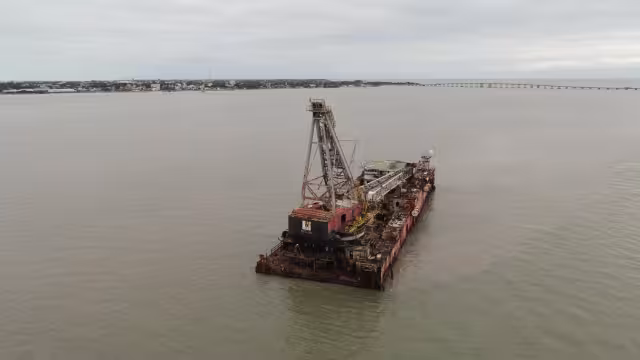 La barcaza DLB-801 y otras embarcaciones en la Laguna de Términos representan un grave foco de contaminación