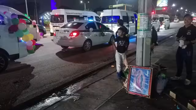 Fieles realizan procesión para la Virgen de Guadalupe.