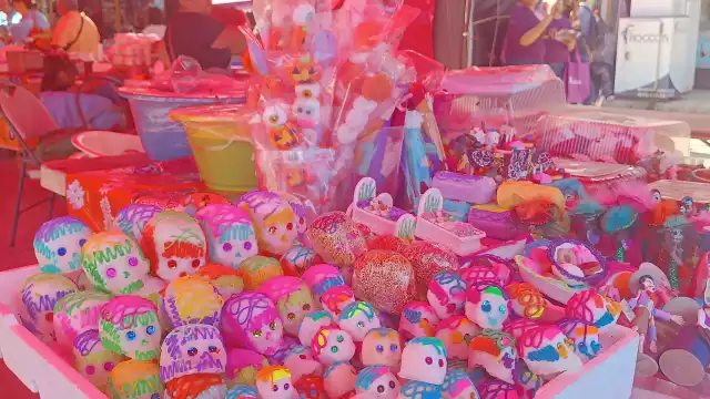 Se instalan puestos en el Mercado Principal por venta de los fieles difuntos