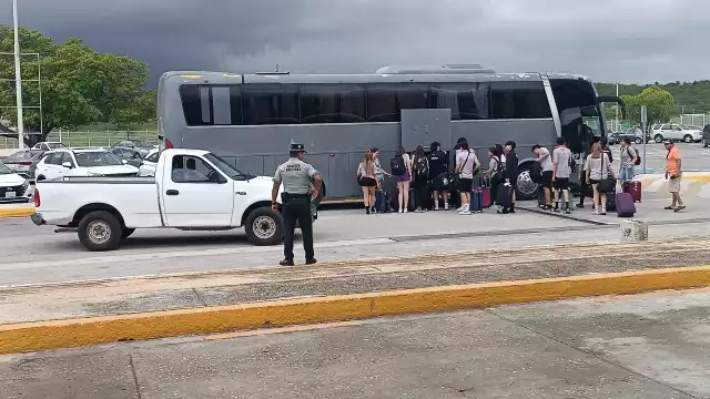 Arribaron a las 13:30 horas en un vuelo de Aeroméxico con ocupación completa