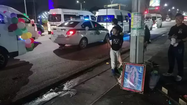Fieles realizan procesión para la Virgen de Guadalupe.