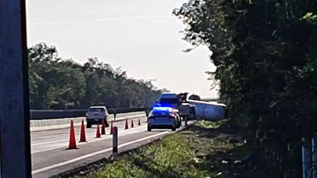 Una pipa de gas se volcó sobre la carretera Cancún a Kantunilkin.