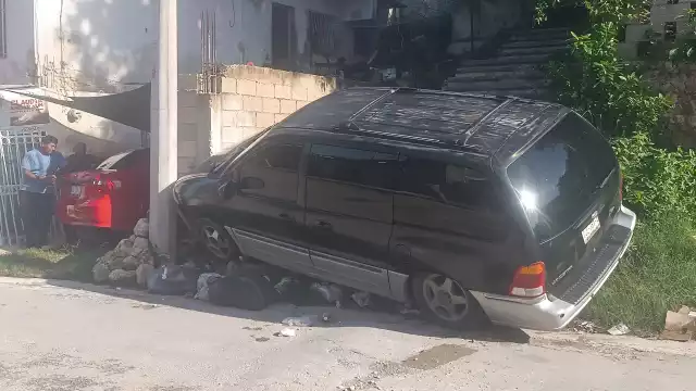 La conductora prefirió chocar contra poste