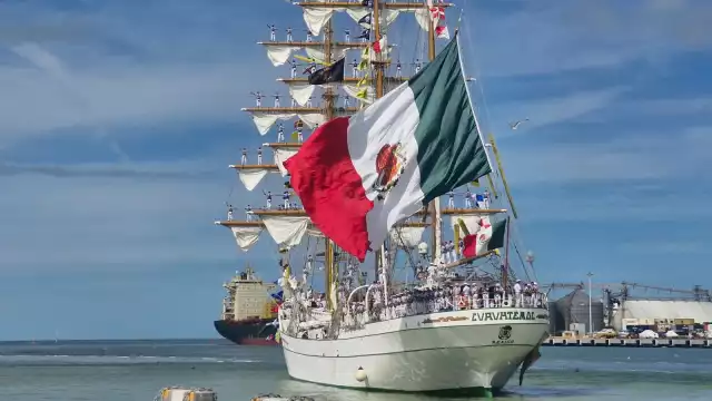 Luego de casi una semana en el puerto, el Embajador y Caballero de los Mares partió rumbo a Veracruz