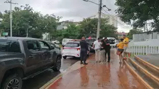 Lluvias y pavimento húmedo provocan derrape  de vehículos y carambola en Cancún