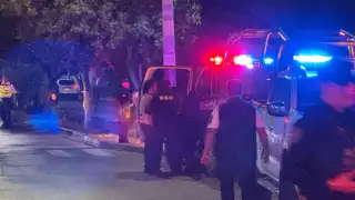 Un conductor impactó a una moto e intentó darse a la fuga, pero terminó incendiado.