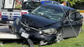 Conductor huye tras impactar su Mazda contra muro en colonia 23 de Julio, dejando el vehículo destrozado