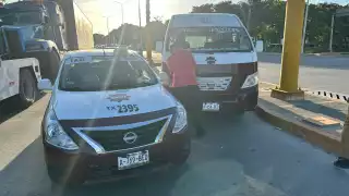 Percance vial entre taxi y combi bloquea tránsito en Isla del Carmen