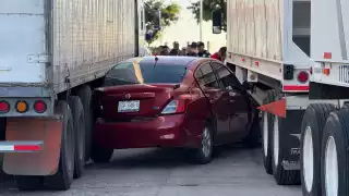 Aparatoso accidente en la colonia Puntilla dejó un auto prensado entre dos tractocamiones.