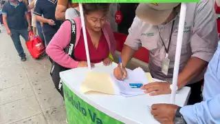 Cientos de personas asistieron este lunes a los puntos de canje de la ATY para realizar el cambio de la tarjeta Va y Ven