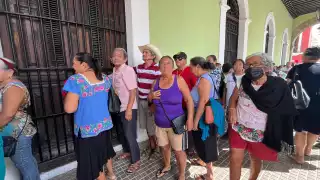 Personas de la tercera edad solicitaron preferencia y se enfrentaron a los organizadores